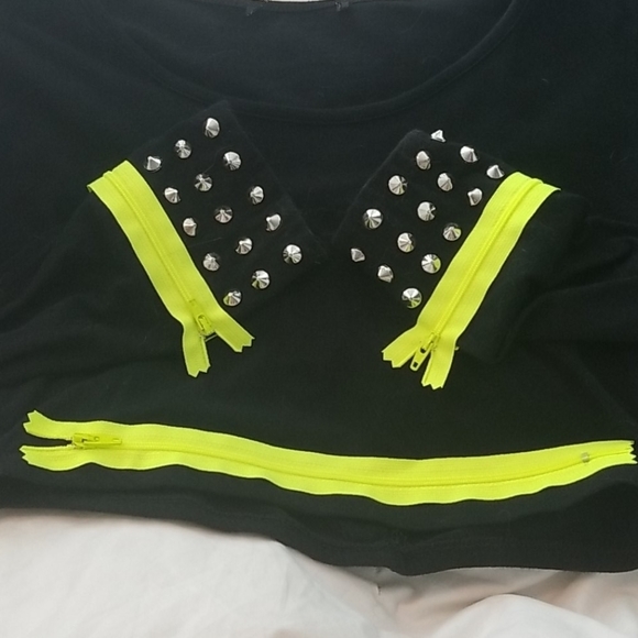 Neon punk studded crop top - Picture 2 of 8